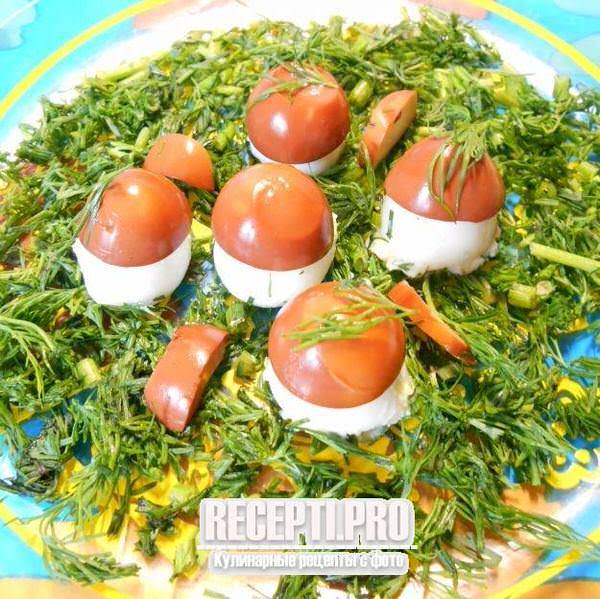 «Боровички» из яиц, фаршированных творогом и зеленью