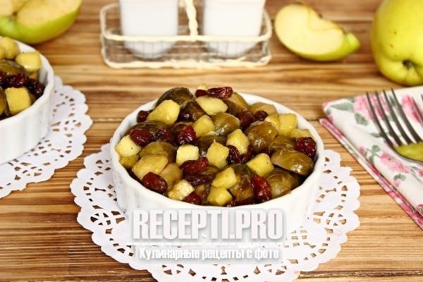 Брюссельская капуста с яблоками и изюмом