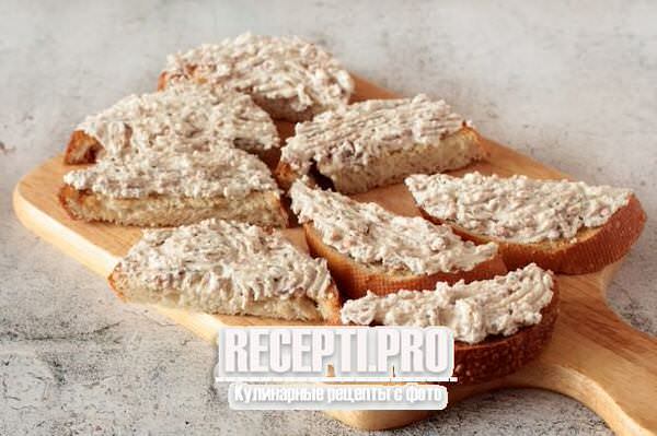 Бутерброды с печенью трески сыром. Бутеры с печенью трески на праздничный стол. Бутерброды с печенью трески. Бутерброды с печенью трески сыром. Бутерброды из печени трески.