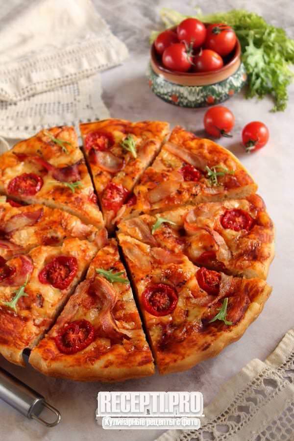 Дрожжевая пицца с беконом и помидорами
