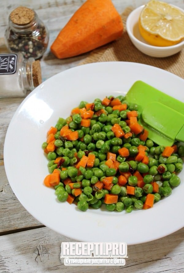 Гарнир из зеленого горошка и моркови в пароварке