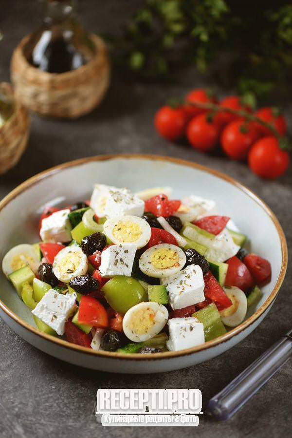 Греческий салат с перепелиными яйцами