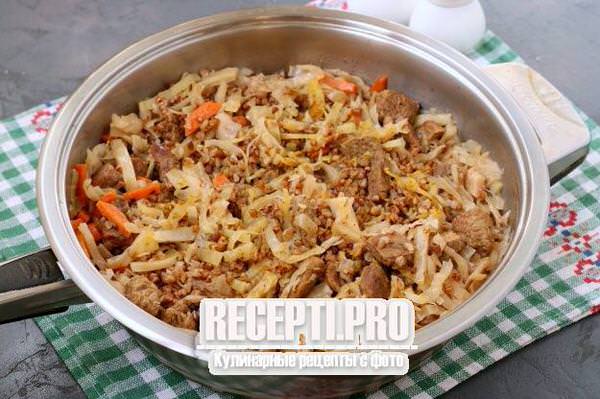 Гречка с говядиной и капустой в сковороде