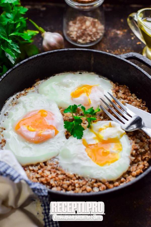 Идея для завтрака: вареная (заранее) гречка с яйцами на сковороде