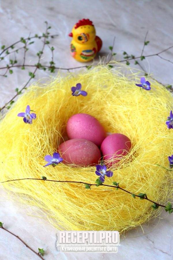 Как покрасить яйца свеклой в розовый цвет на Пасху