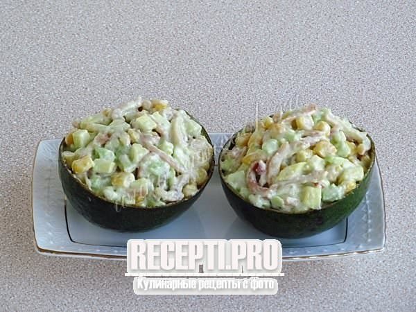 Кальмаровый салат с кукурузой и авокадо