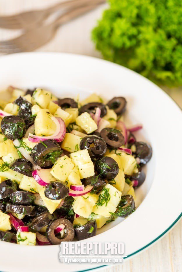 Картофельный салат с оливками и луком