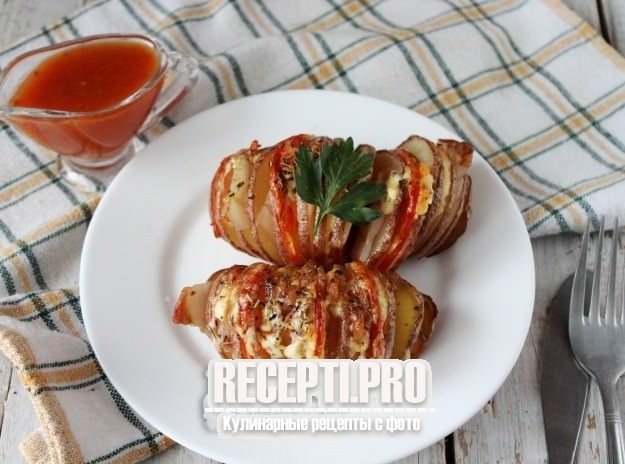 Картошка-гармошка с помидорами в духовке