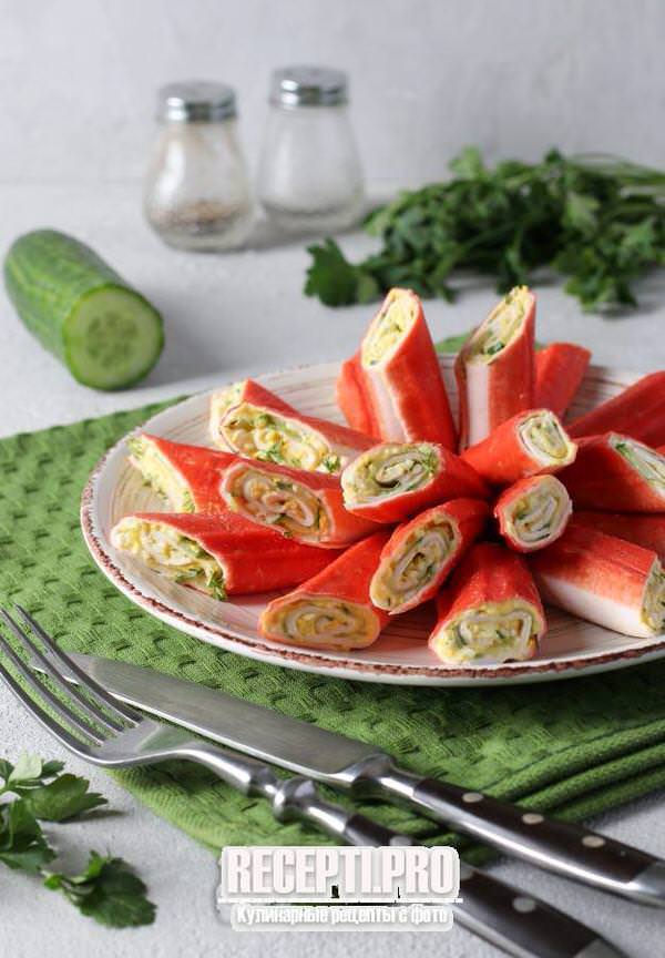 Крабовые палочки, фаршированные огурцом и яйцом