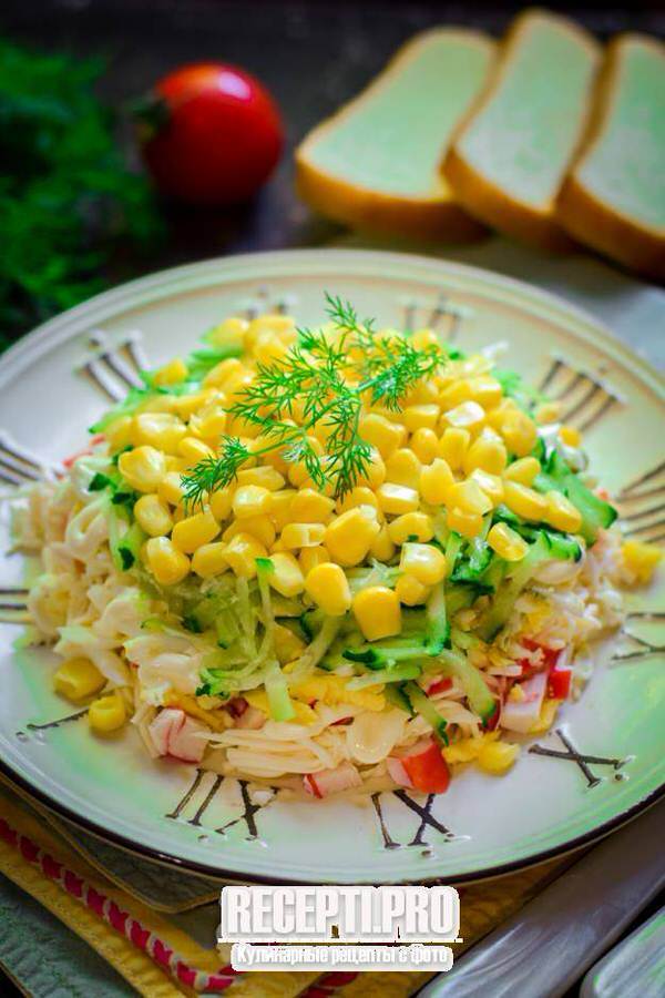 Крабовый салат «Нежный» с кукурузой, огурцом и плавленым сыром