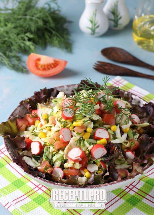 Крабовый салат с капустой, кукурузой и помидором