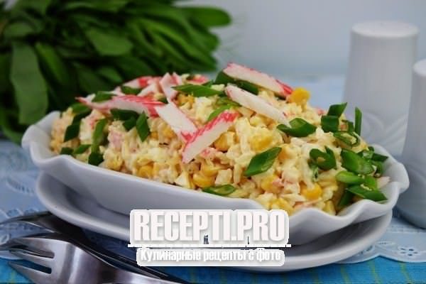 Крабовый салат с рисом и кукурузой