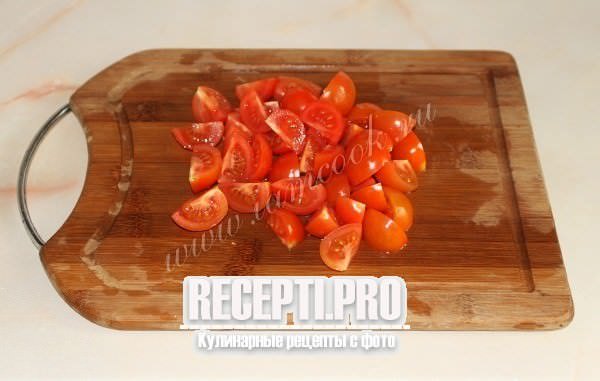 Легкий салат с помидорами черри