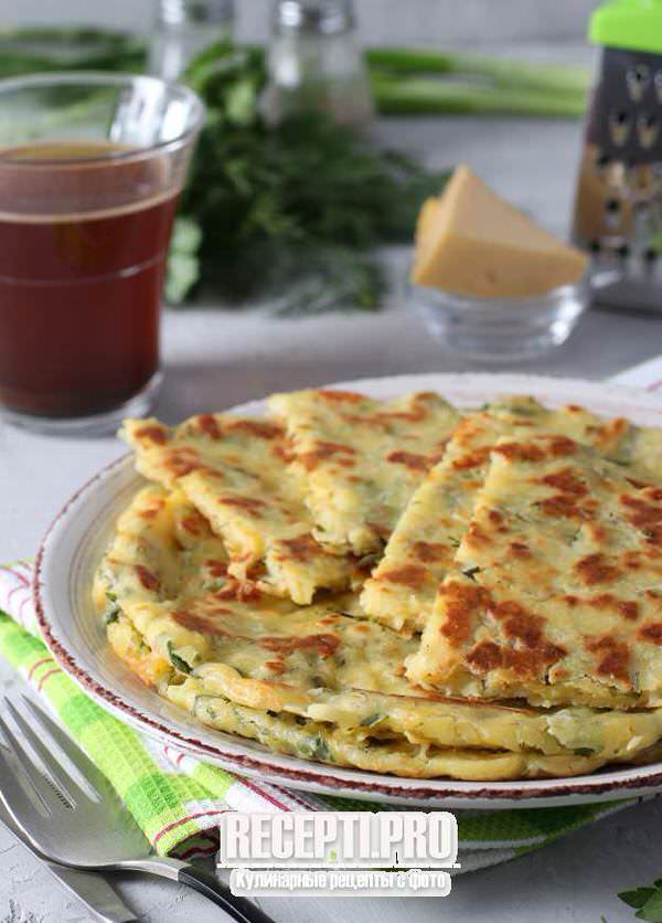 Ленивые хачапури с зеленью и творогом на сковороде
