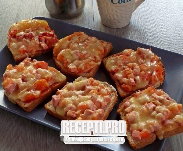 Ленивые мини-пиццы с сыром и колбасой