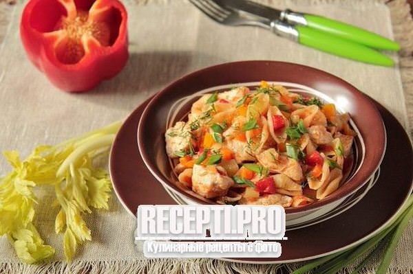 Макароны с курицей и овощами на сковороде