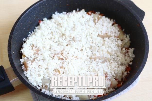 Минтай с рисом на сковороде