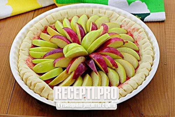 Открытый пирог с яблоками