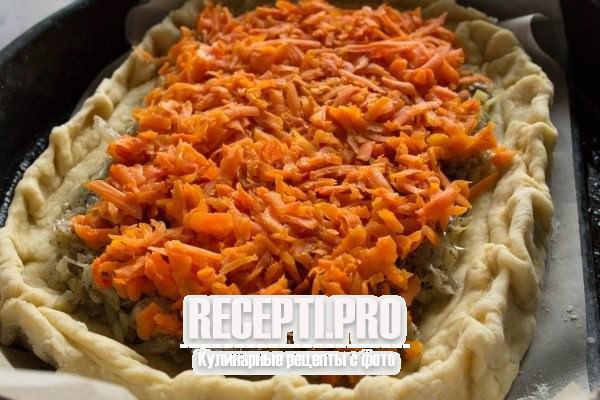 Открытый пирог с капустой и морковью