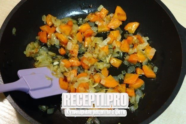 Перловая каша с луком и морковью