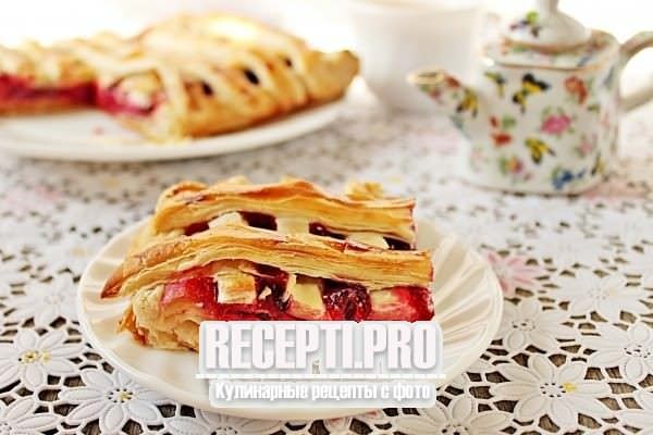 Пирог с вишней из слоеного теста