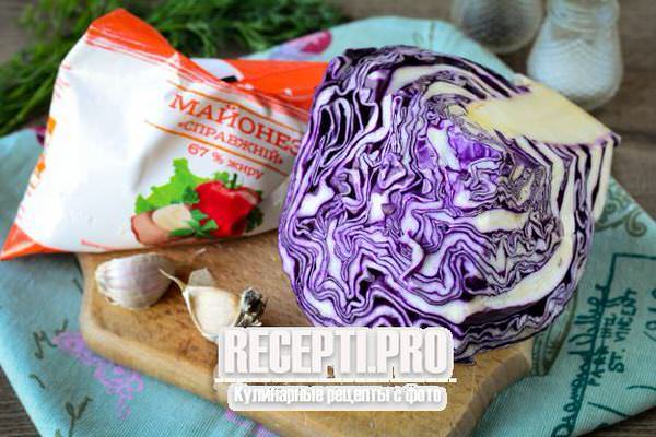 Капустный овощной салат с чесноком и майонезом