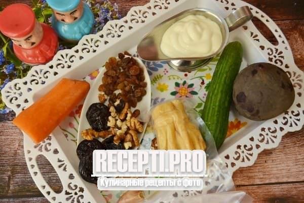 Ингредиенты для салата «Любовница» с изюмом и грецкими орехами