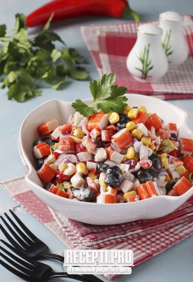 Салат с консервированной фасолью, помидорами и крабовыми палочками — пошаговый рецепт с фото