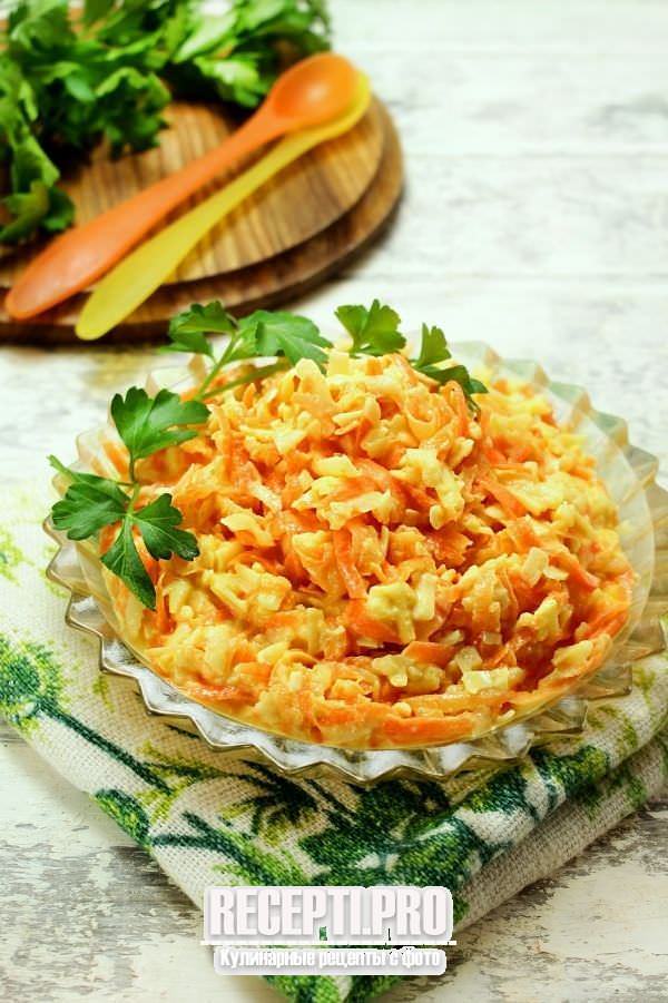 Салат из моркови с яблоком, сыром и яйцом — рецепт с фото