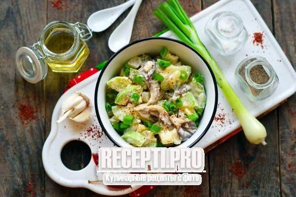 Салат с кабачками, вешенками и картофелем