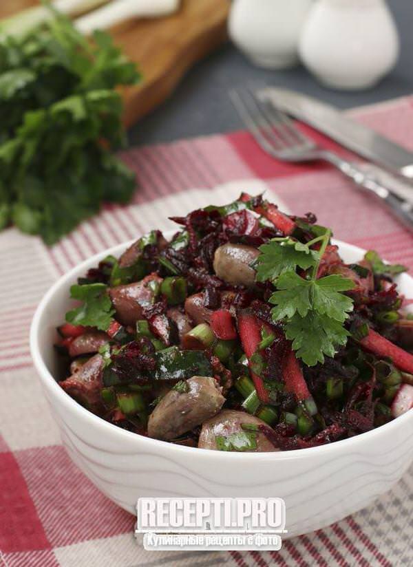 Салат с куриными сердечками, свеклой и зелёным луком