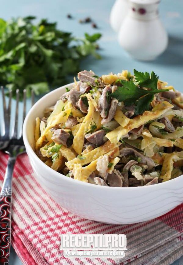 Салат с куриными желудками и яичными блинчиками