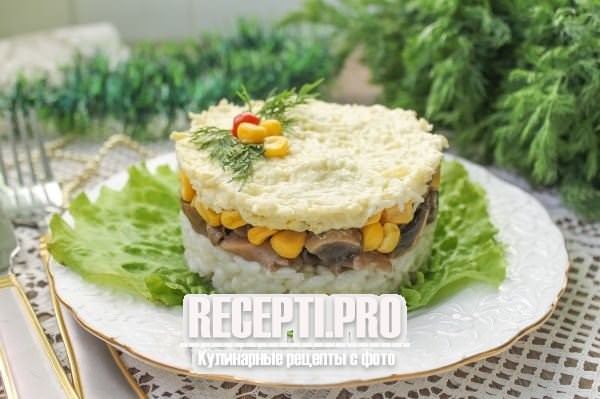 Салат с маринованными грибами, рисом и кукурузой