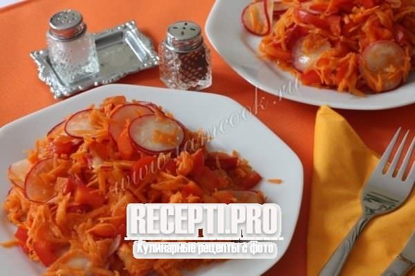 Салат с морковью, паприкой и редисом