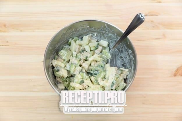 Салат с сельдереем, яблоком и курицей