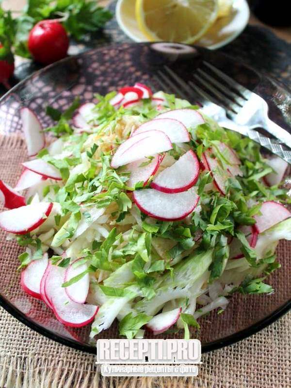 Салат Щетка с пекинской капустой и корнем сельдерея