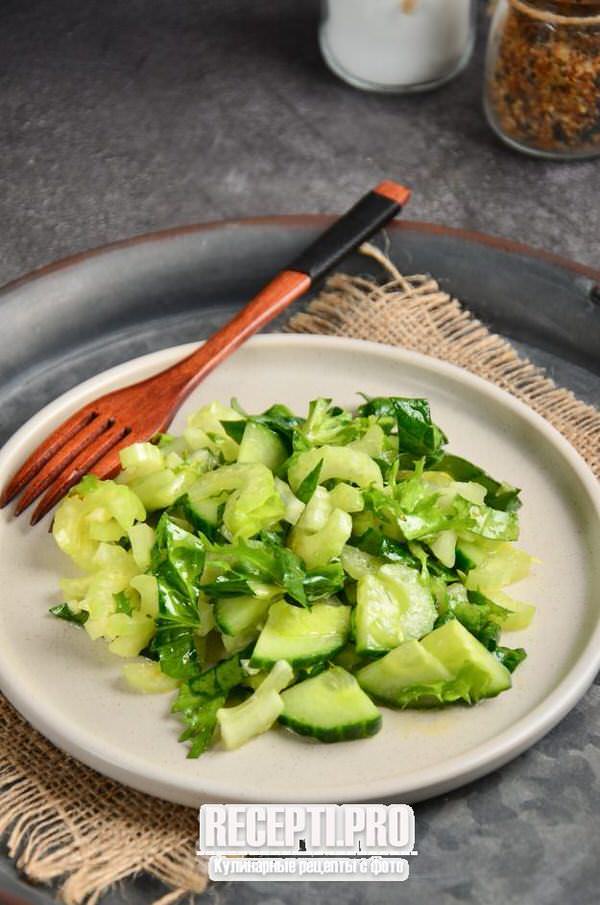 Салат со шпинатом и сельдереем