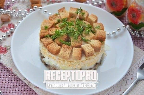 Салат со шпротами и сухариками