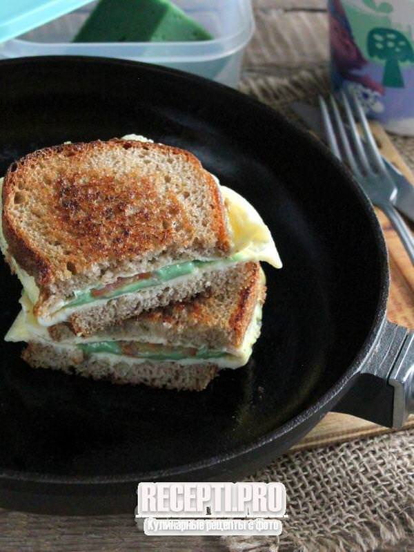 Сэндвич с яйцом на сковороде