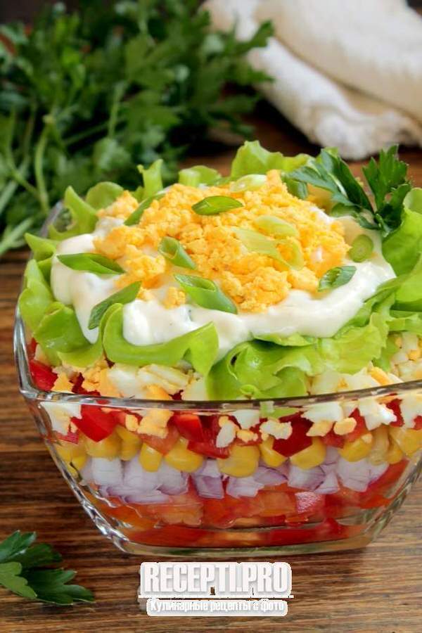 Сочный салат с кукурузой слоями