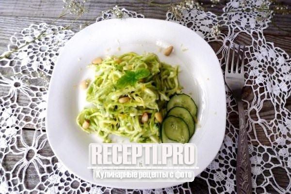 «Спагетти» из кабачка с заправкой из авокадо