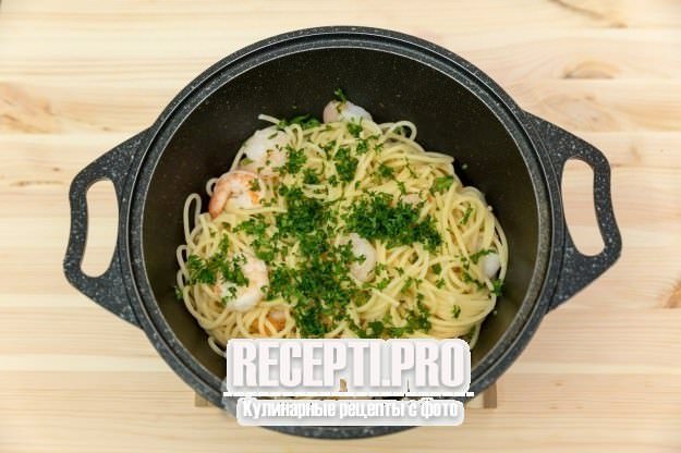 Спагетти с креветками и чесноком