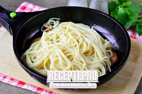 Спагетти с креветками и сыром