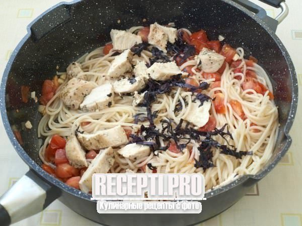 Спагетти с куриным филе и помидорами