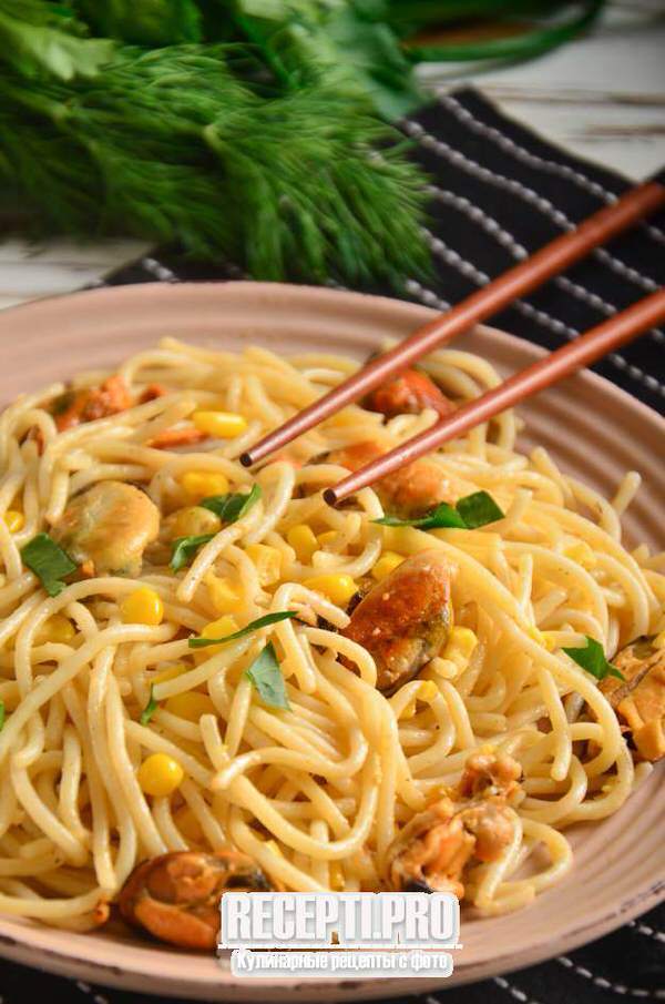 Спагетти с мидиями и кукурузой