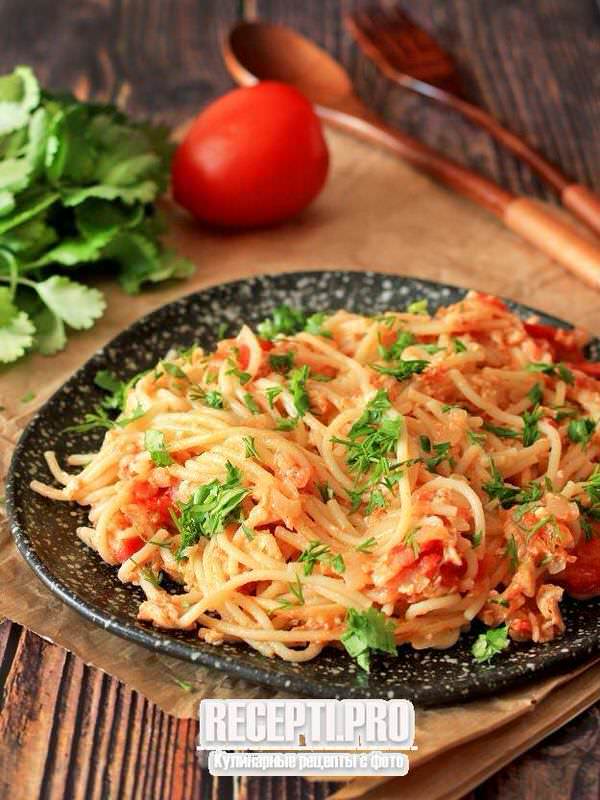 Спагетти с жареным луком, яйцом и помидорами