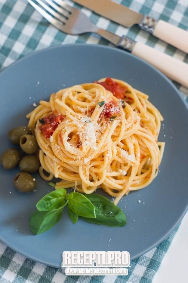 Спагетти в помидорном соусе с базиликом