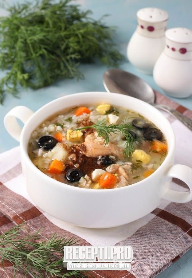 Суп с консервированным лососем и рисом