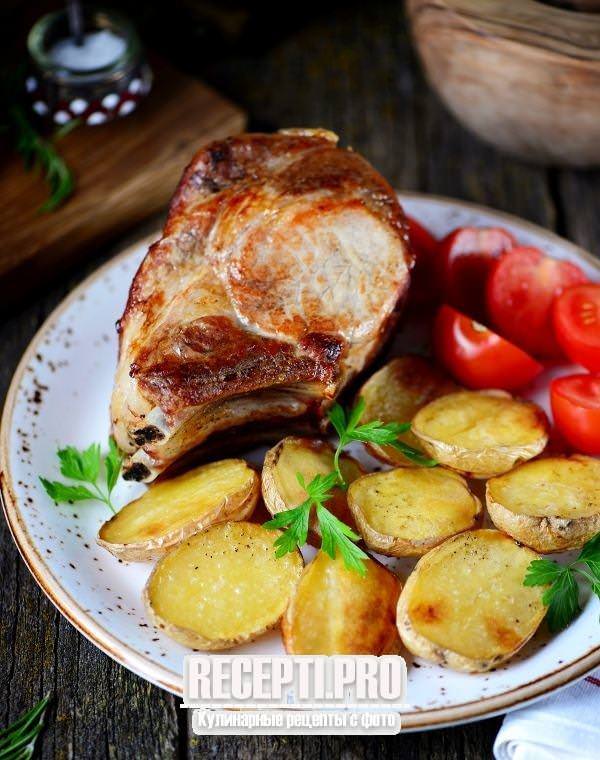 Кусок свинины с картошкой, запеченный в рукаве в духовке