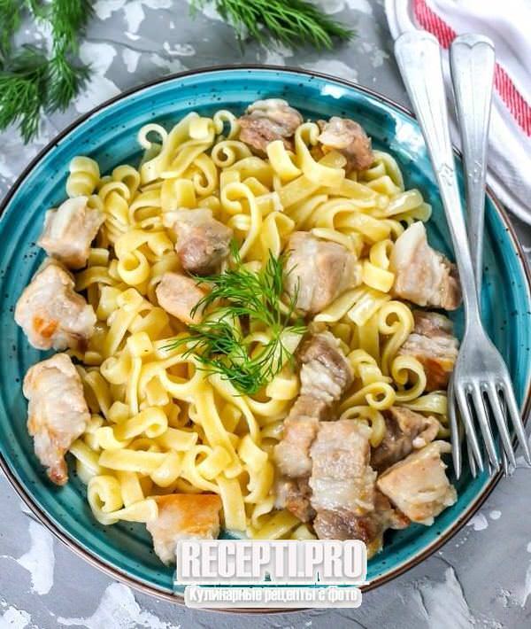 Свинина с макаронами на сковороде